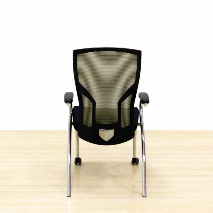 Cadeira de visitantes Mod. BADIA. Reestofado em tecido preto novo. Com rodas.