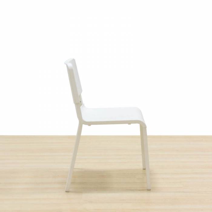 Cadeira de visitantes Mod. LARRY. Fabricado em PVC branco. Empilhável.