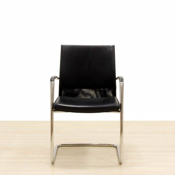 Cadeira Confidente VITRA Mod. RAZEM. Estofado em couro preto. Base de skate cromada.