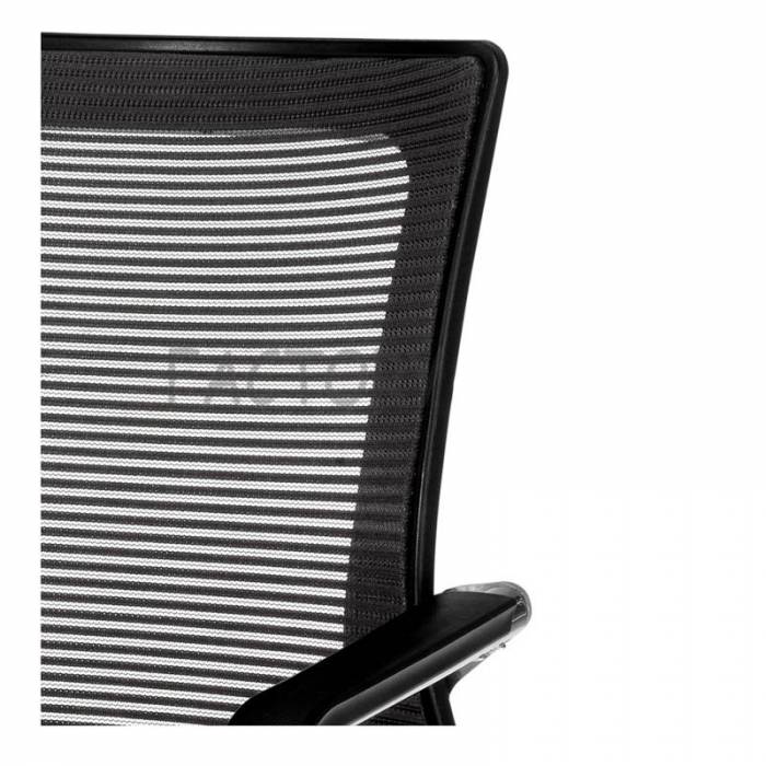 Cadeira de Visitante Mod. DALLAS, encosto em malha, assento estofado preto.