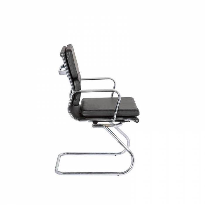 Confidant Chair Mod. MISS. Estofado em couro sintético preto. Base de patins.