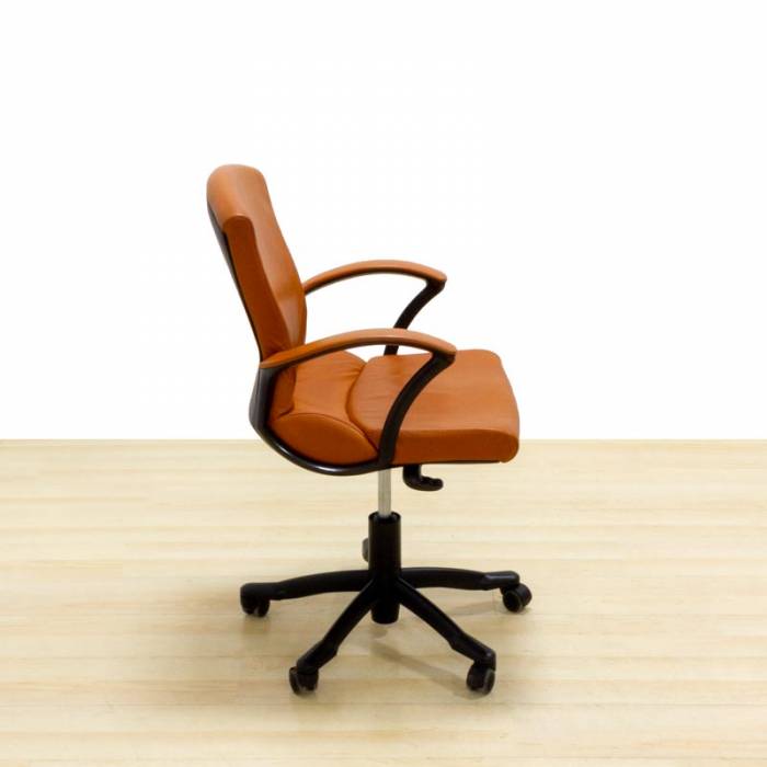 Executive chair DYNAMOBEL Mod. DARIO. Upholstered in black imitation leather. Swivel base.