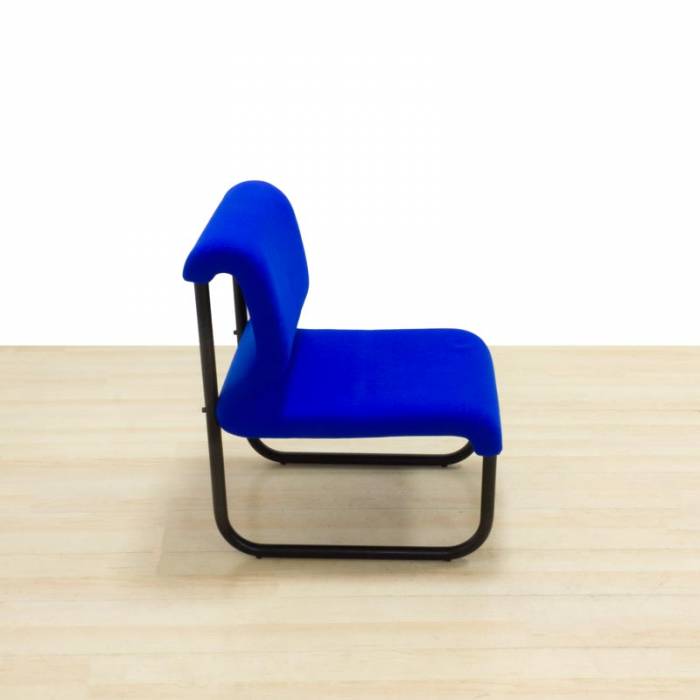 Waiting chair Mod. LIBERY. Upholstered in blue fabric. Metallic structure.