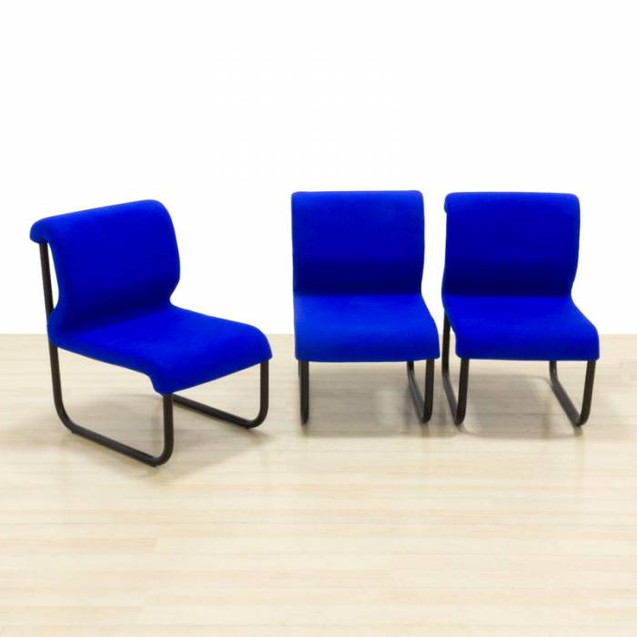 Waiting chair Mod. LIBERY. Upholstered in blue fabric. Metallic structure.