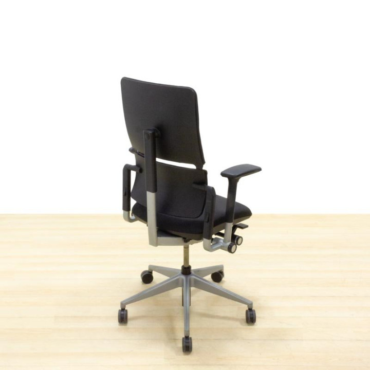 Cadeira de trabalho STEELCASE Mod. Please II. Reestofado em tecido azul ou preto. Base de aço cinza.
