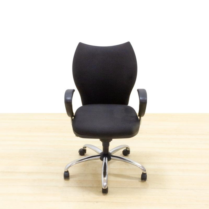 Cadeira operativa EARTH. Assento e encosto retapizados em tecido preto. Mecanismo sincro. - vista 2