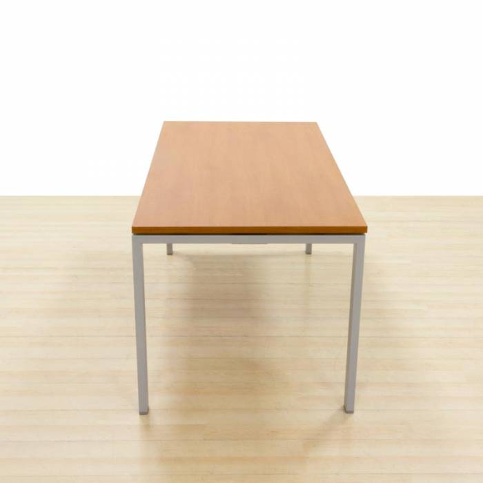 Mesa operativa Mod. TELADO. Mesa nueva fabricada en madera acabado cerezo, roble o color blanco.