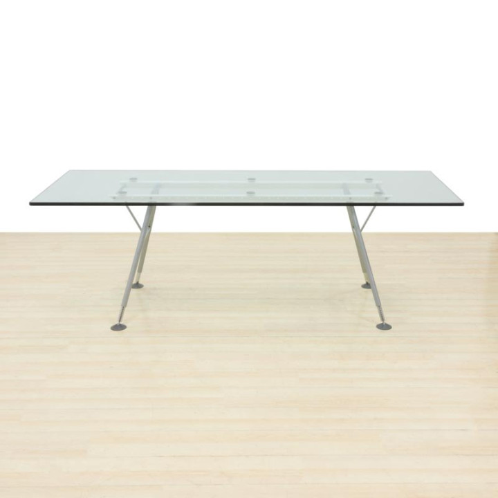 Mesa executiva Mod. SKY. Feito de vidro. Estrutura metálica cinza.
