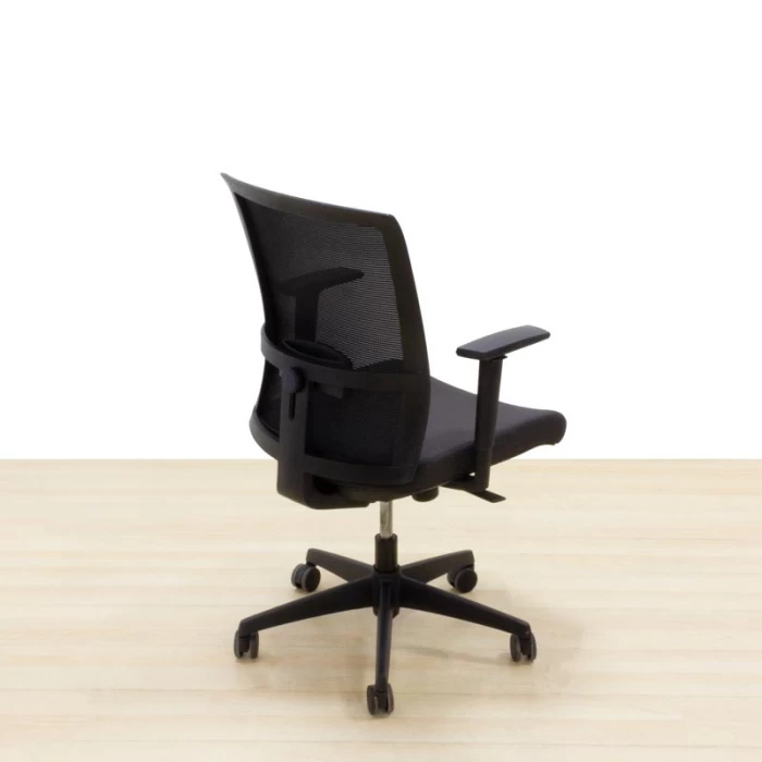 Cadeira de trabalho Mod. IDEAL. Assento estofado em tecido preto. Malha de volta.
