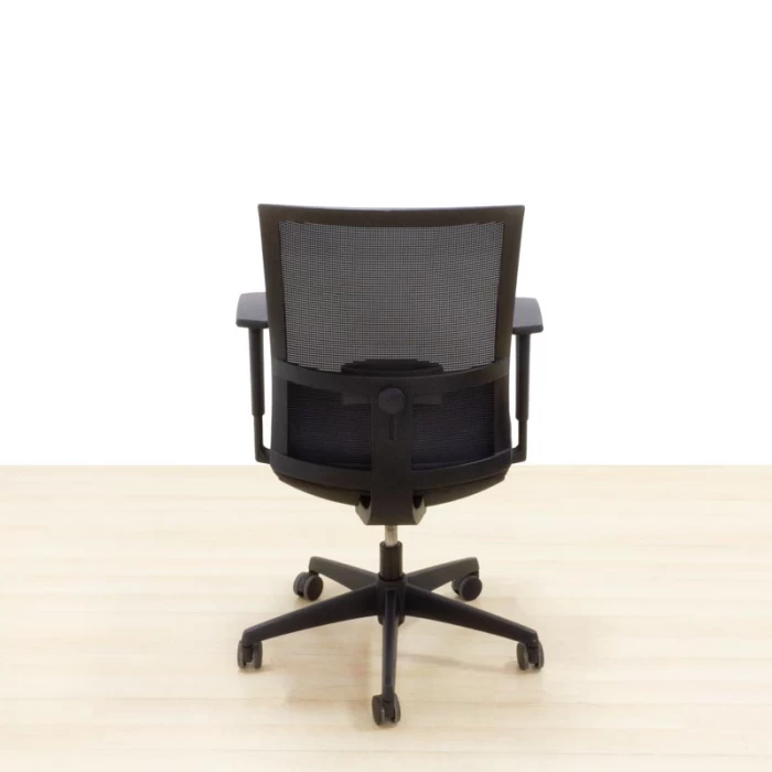 Cadeira de trabalho Mod. IDEAL. Assento estofado em tecido preto. Malha de volta.