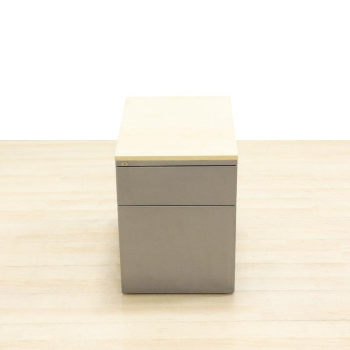 Cômoda móvel KEMEN Mod. FORTA. Fabricado em metal cinza. Tampo em madeira com acabamento em maple