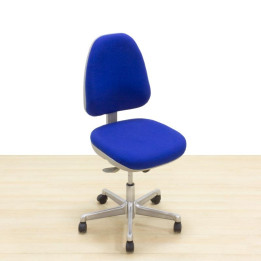 Cadeira de trabalho DYNAMOBEL Mod. ARMA. Reestofado na cor do tecido a escolher. Sem braços.