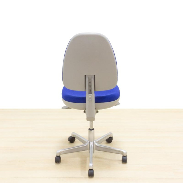 Cadeira de trabalho DYNAMOBEL Mod. ARMA. Reestofado na cor do tecido a escolher. Sem braços.
