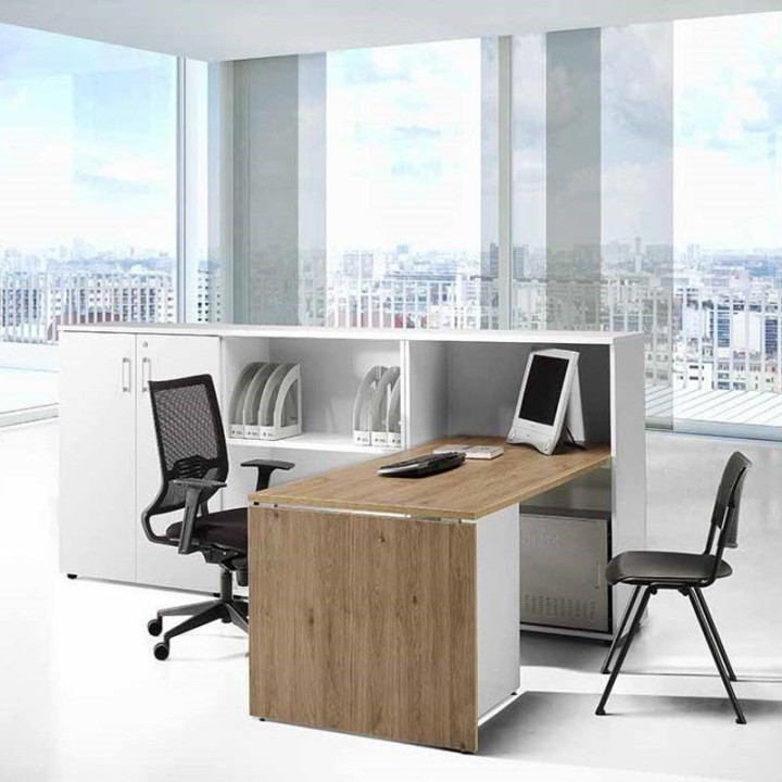 Mesa executiva Herpesa M4 com pernas de metal.