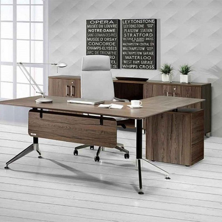 Mesa executiva modelo HERPESA SHARP, com pés em forma de "Y".
