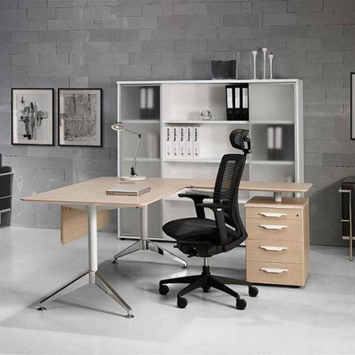 Mesa executiva modelo HERPESA SHARP, com pés em forma de "Y".