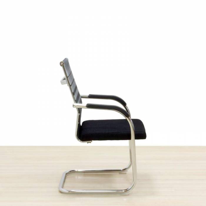 Cadeira de Visitante Mod. HORI, assento estofado em preto, encosto de rede Branco / Preto.