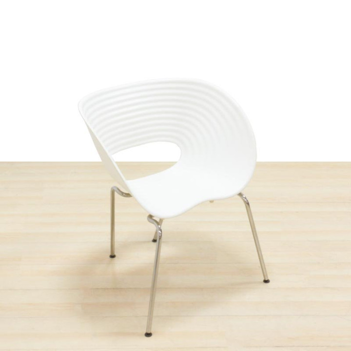 Cadeiras de espera VITRA Mod. TOM VAC. Fabricado em PVC branco ou vermelho.