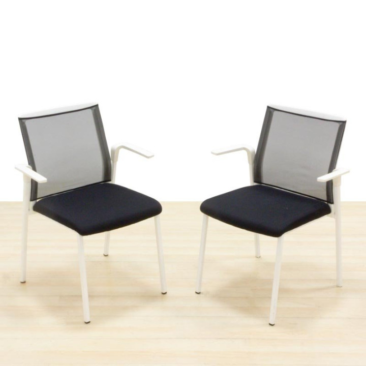 FORMA 5 visitor chair Mod. PLURAL. Upholstered in black fabric. Mesh back.