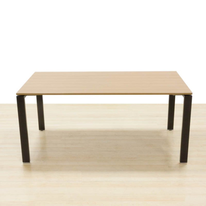 Mesa de trabalho Mod. CLUB. Tampo em madeira de carvalho com acabamento.