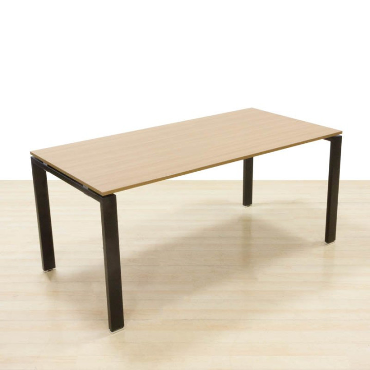 Mesa de trabalho Mod. CLUB. Tampo em madeira de carvalho com acabamento.