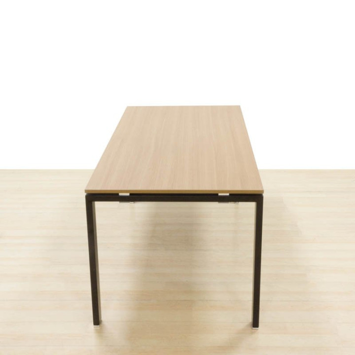 Mesa de trabalho Mod. CLUB. Tampo em madeira de carvalho com acabamento.