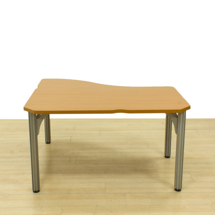 Mesa operativa STEELCASE Mod. HOROS. Tapa fabricada en  color HAYA. Patas Gris vista 3