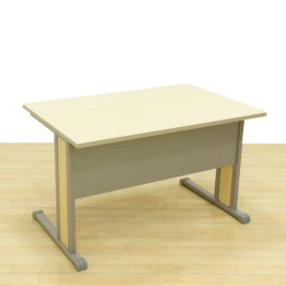 Mesa operativa STEELCASE Mod. METAL. Tapa fabricada en Arce. Faldón. vista 2