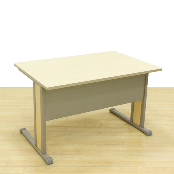 Mesa operativa STEELCASE Mod. METAL. Tapa fabricada en Arce. Faldon