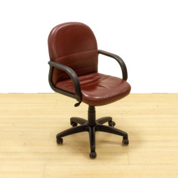 Silla operativa Mod. TRAVEN II. Tapizada en polipiel color marrón. Brazos y base giratoria. vista 2