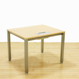 Mesa operativa ACTIU Mod. VITAL. Tapa fabricada en acabado Roble con electrificación. vista 2