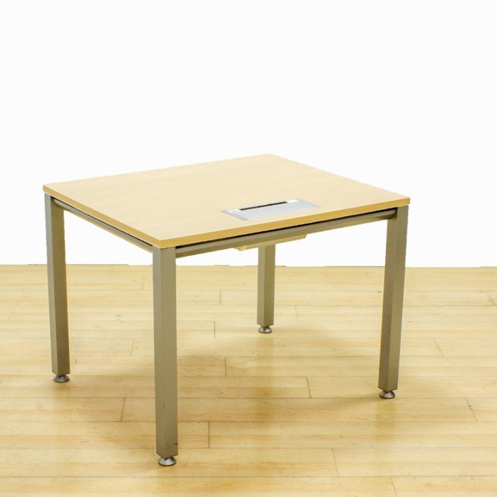Mesa de trabalho ACTIU VITAL. Tampo em acabamento carvalho com eletrificação.
