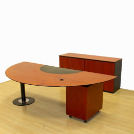 Conjunto mesa + gaveta + roupeiro Mod. COURVE. Mesa em madeira com acabamento em Nogueira Envernizada.