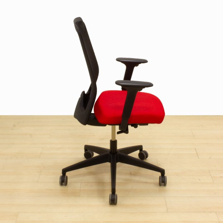 Cadeira de trabalho INTERSTUHL Mod. EVERYIS1. Estofado em tecido Vermelho. Com braços 2D.