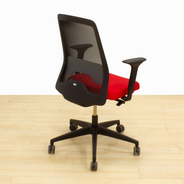 Cadeira de trabalho INTERSTUHL Mod. EVERYIS1. Estofado em tecido Vermelho. Com braços 2D.