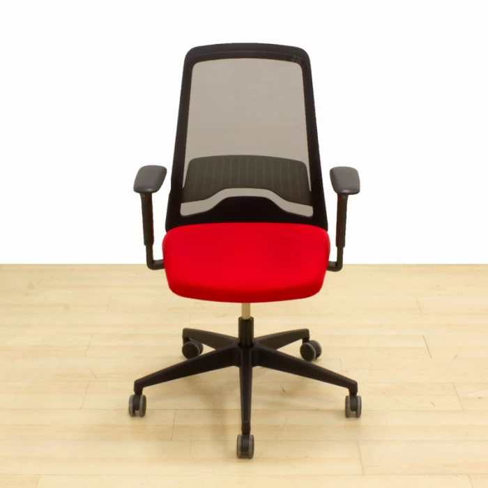 Cadeira de trabalho INTERSTUHL Mod. EVERYIS1. Estofado em tecido Vermelho. Com braços 2D.
