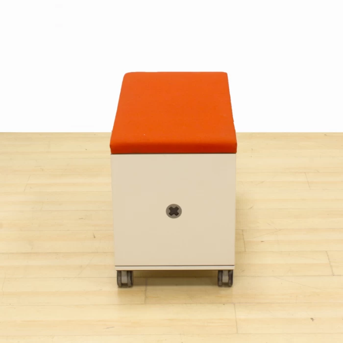 Cajonera asiento móvil STEELCASE Mod. TAP. Fabricada en madera blanca.