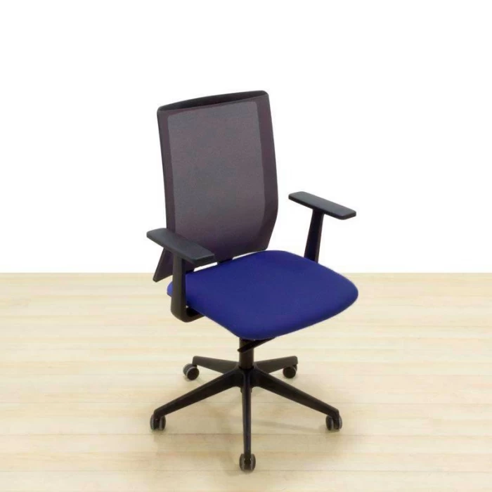 Cadeira de trabalho Forma 5 Modelo Sentis. Assento estofado em tecido azul. Encosto em malha. Braços 1d, regulação lombar.