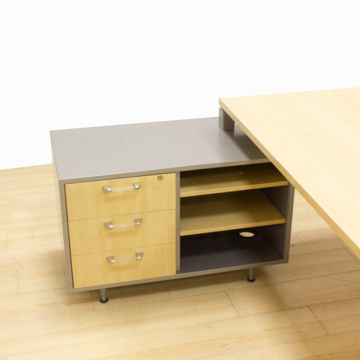 Mesa despacho STEELCASE Mod. OTTIMA. Fabricado en madera color arce. Cajón y archivador. vista 5