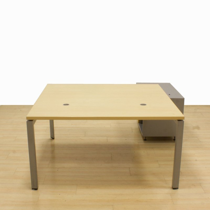 Mesa de escritório STEELCASE Mod. OTTIMA. Feito de madeira na cor bordo. Gaveta e arquivo. - vista 3