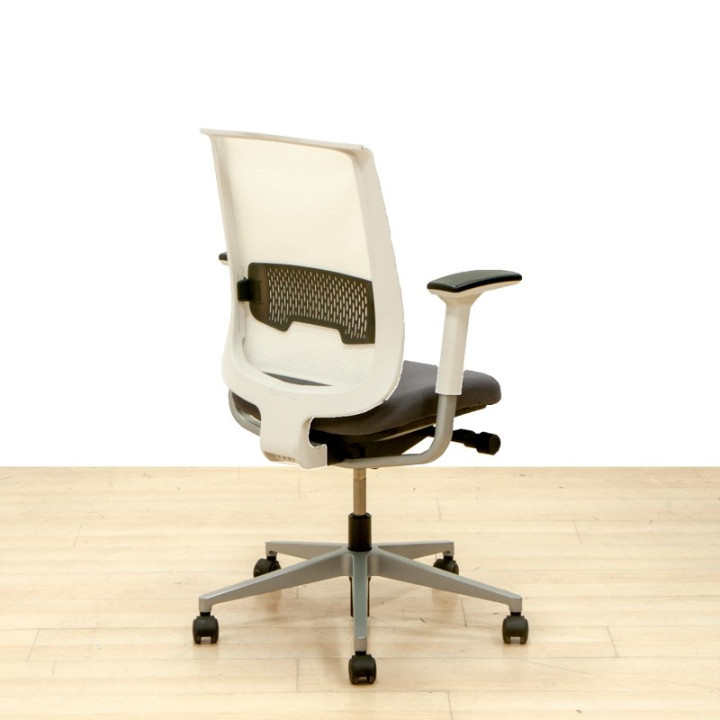 STEELCASE REPLY AIR task chair. Upholstered in grey fabric. Synchro mechanism. Lumbar support. - view 4