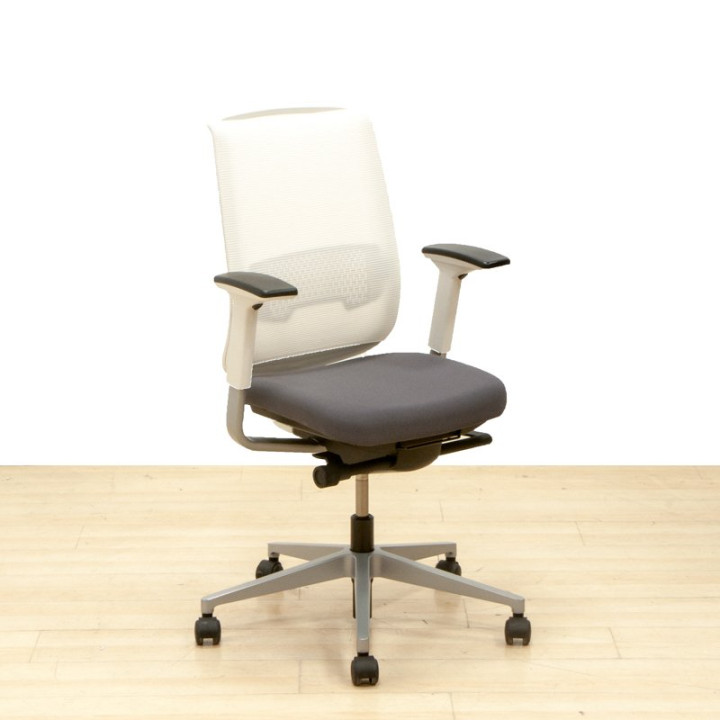 Cadeira operativa STEELCASE Mod. REPLY AIR. Estofada em tecido cinzento. Mecanismo sincronizado. Regulação lombar.