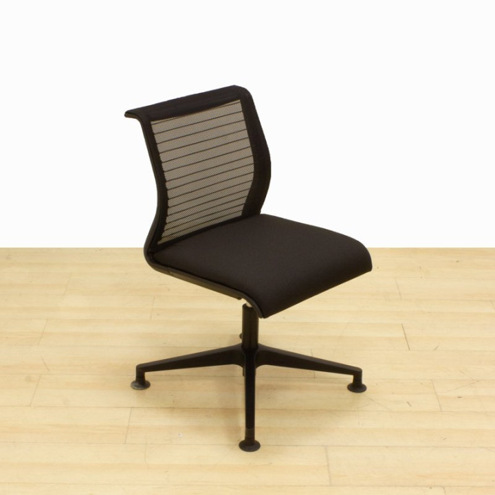 Cadeira de confiança STEELCASE Mod. THINK. Estofado em tecido preto.
