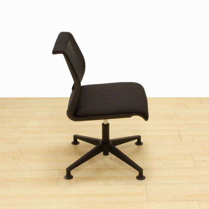 Cadeira de confiança STEELCASE Mod. THINK. Estofado em tecido preto.
