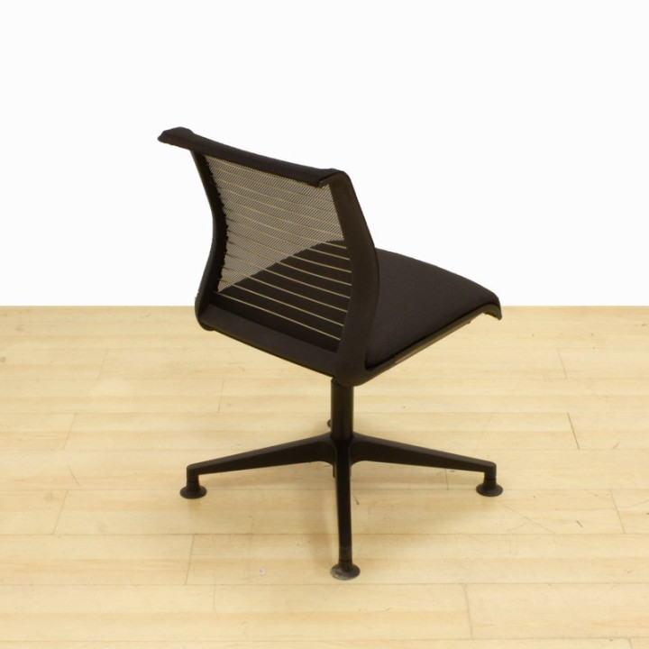 Cadeira de confiança STEELCASE Mod. THINK. Estofado em tecido preto.
