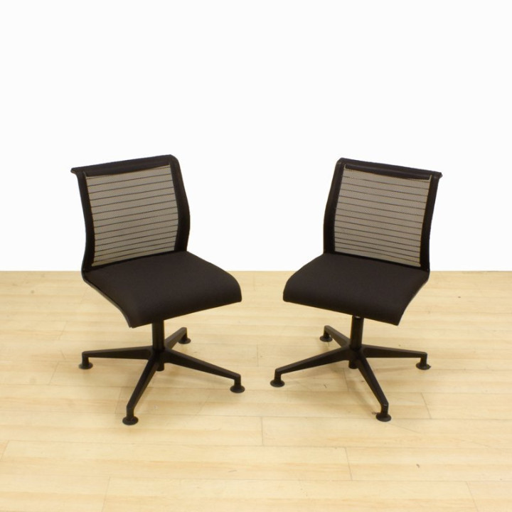 Cadeira de confiança STEELCASE Mod. THINK. Estofado em tecido preto.