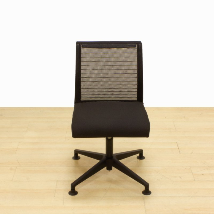 Cadeira de confiança STEELCASE Mod. THINK. Estofado em tecido preto.