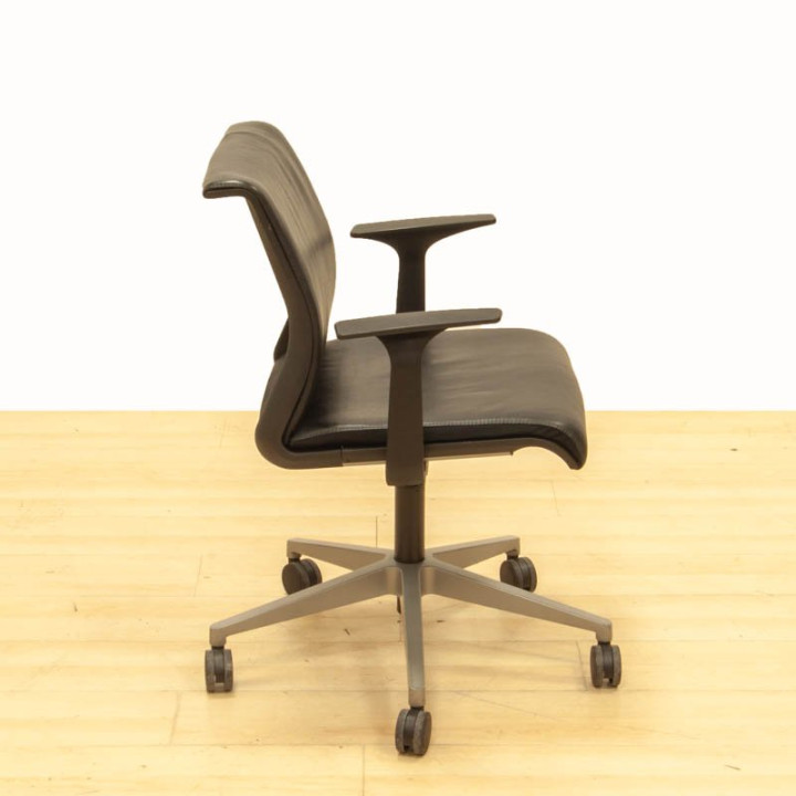 Pense na cadeira de couro preto da Steelcase .