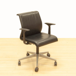 Silla Negra Piel Think de Steelcase. vista 3