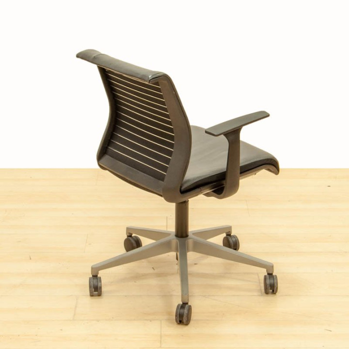 Pense na cadeira de couro preto da Steelcase .